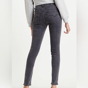 Levi’s high rise skinny, only worn a few times, perfect condition and nice fit!